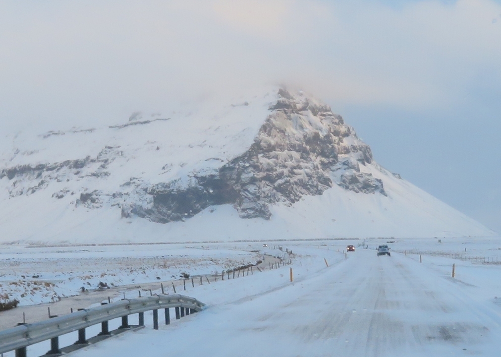 Vue pittoresque d'une montagne enneigée et d'une route.