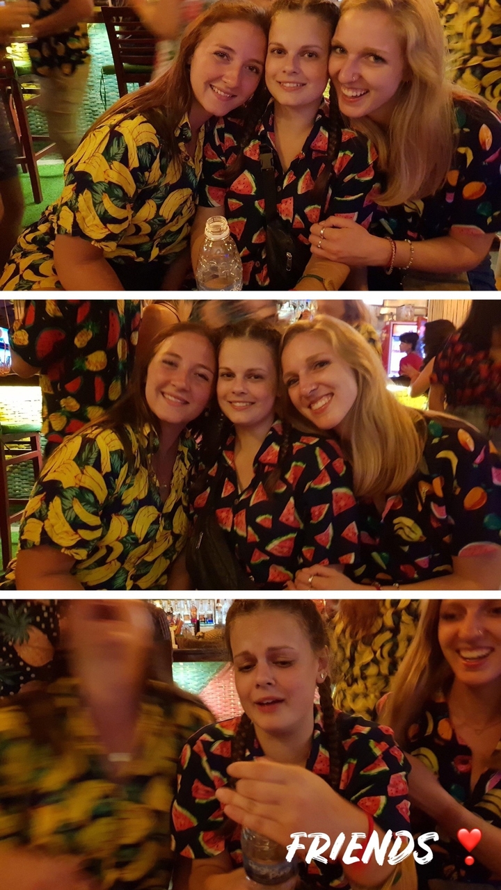 Trois femmes en chemises colorées souriantes dans une photo en gros plan.