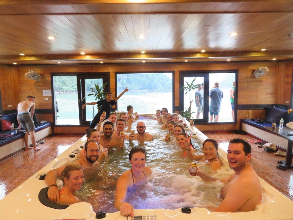 Grand groupe de personnes dans un jacuzzi sur un bateau.