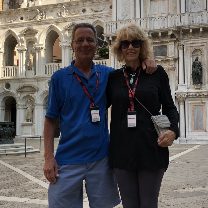 Deux personnes posant devant une architecture historique.