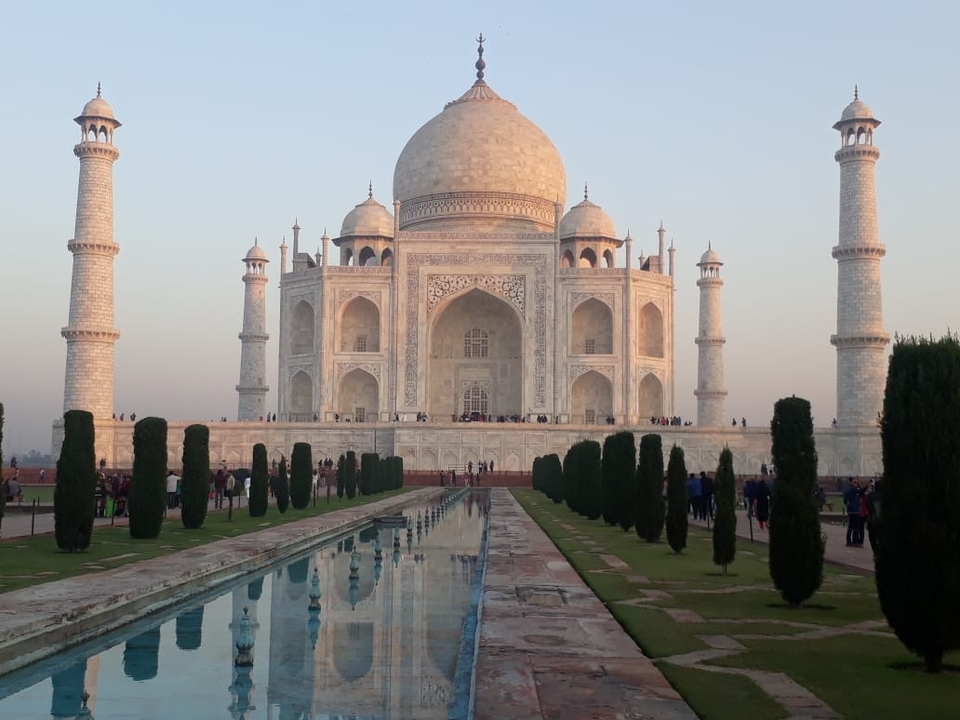 Le Taj Mahal avec pelouse et visiteurs devant pendant la journée.