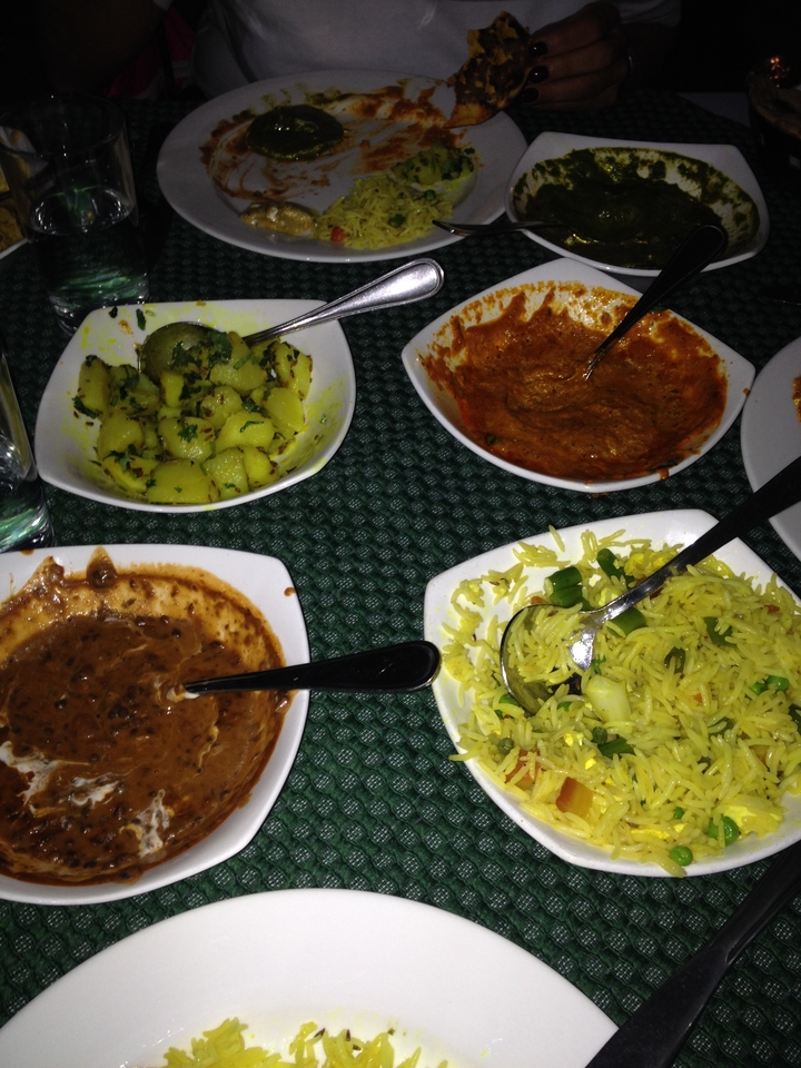 Divers plats de nourriture traditionnelle sur une table à motifs.