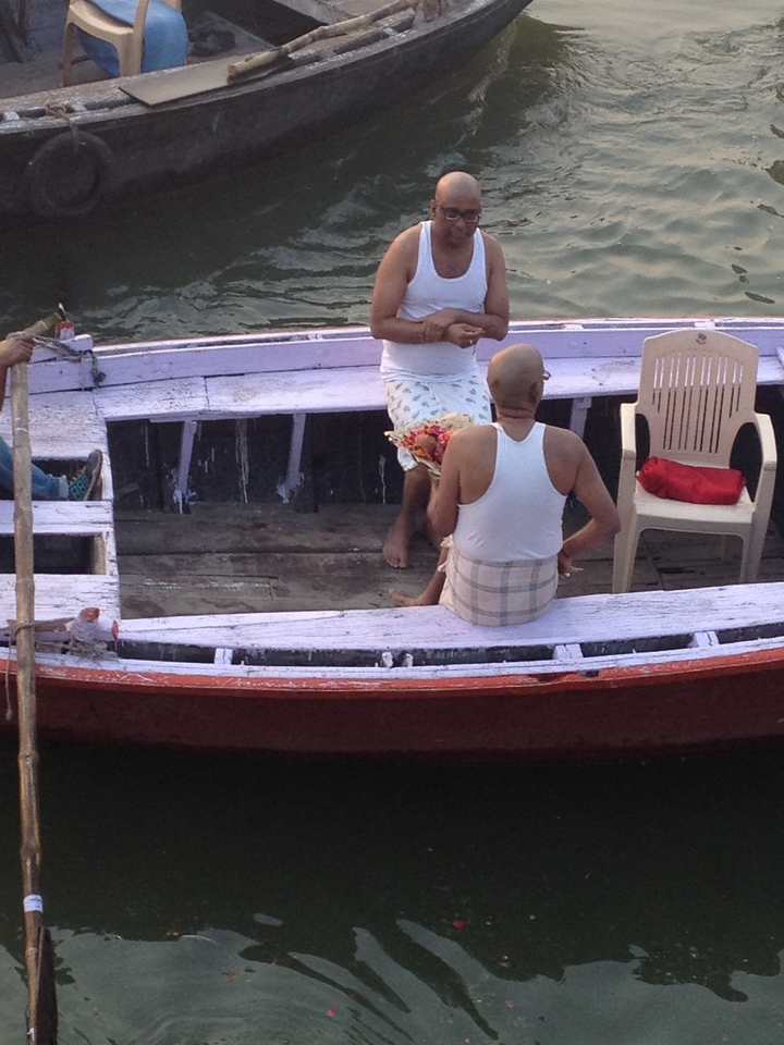 Personne assise sur un bateau avec un mobilier simple.