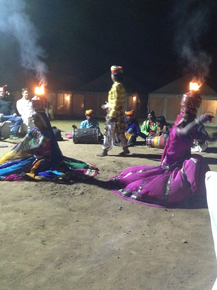 Danseurs traditionnels se produisant la nuit devant un public.