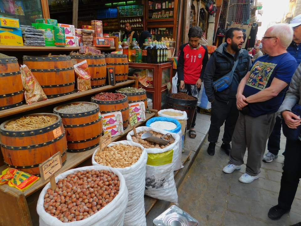 Des touristes explorant un marché aux épices en Égypte.