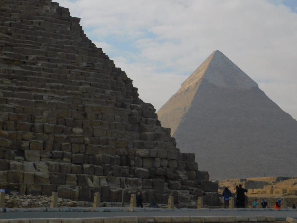 Pyramides d'Égypte avec un ciel bleu clair.