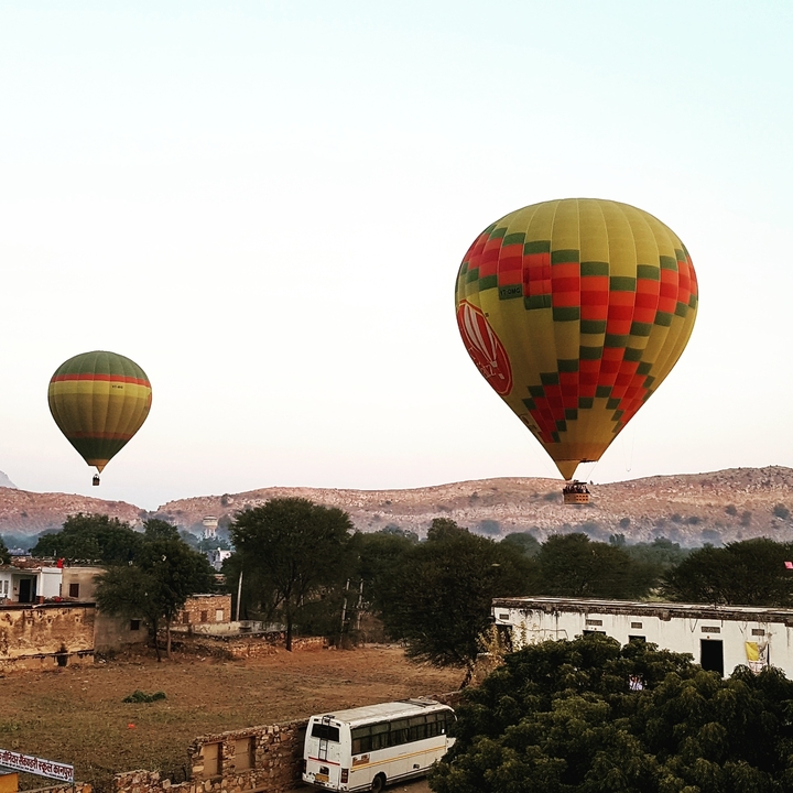 Des montgolfières flottant au-dessus d'un paysage rocheux.