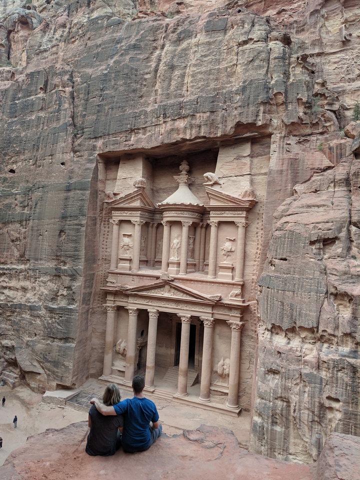 Façade du temple rupestre antique aux détails ornés.