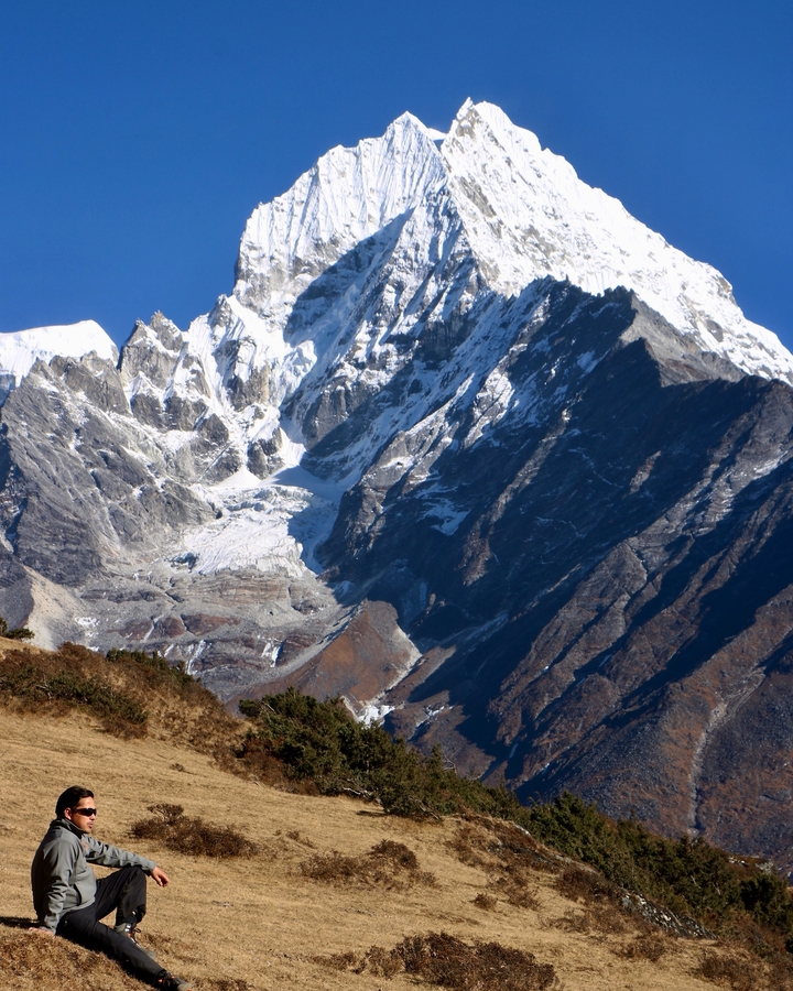 Pic de montagne pointu avec un terrain accidenté.