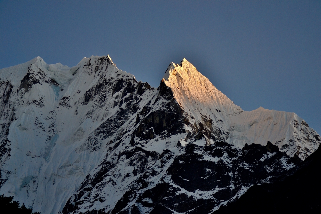 Sommet de montagne illuminé par la lumière du soleil.