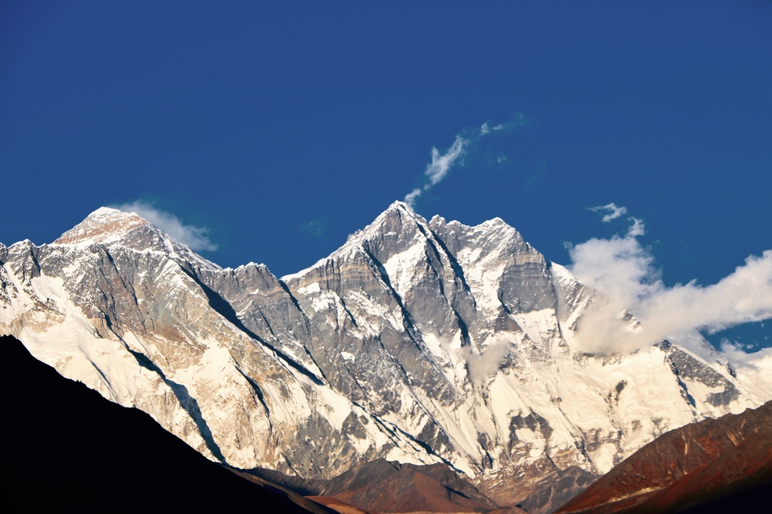 Chaîne de montagnes enneigées sous un ciel dégagé.