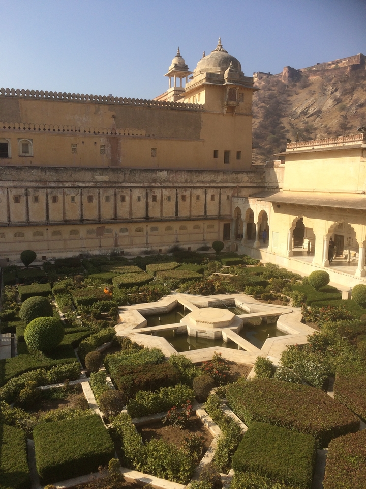 Cour intérieure avec jardins symétriques.
