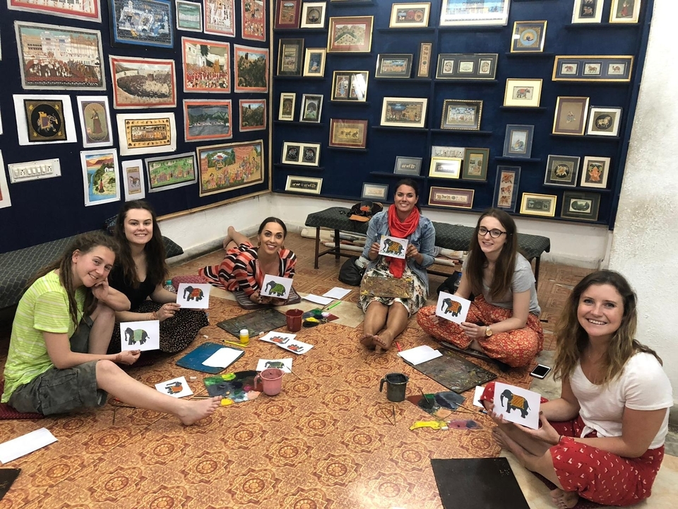 Groupe peignant des tableaux dans un atelier d'art.