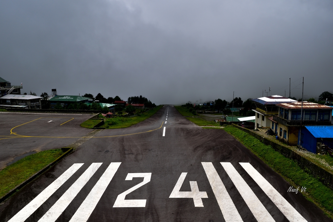 Piste d'aéroport brumeuse.
