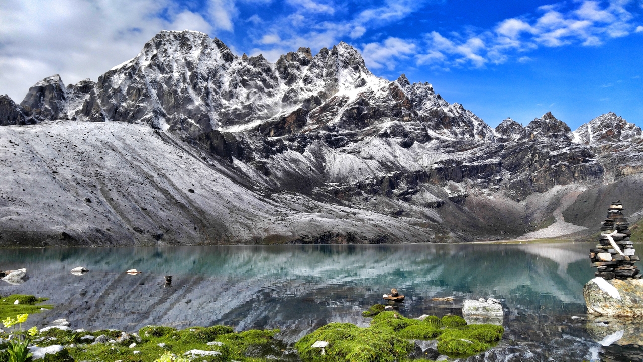Chaîne de montagnes se reflétant sur un lac calme.