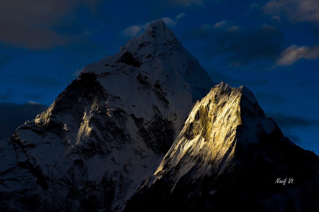 Montagne avec la lumière du soleil qui se projette sur un sommet.