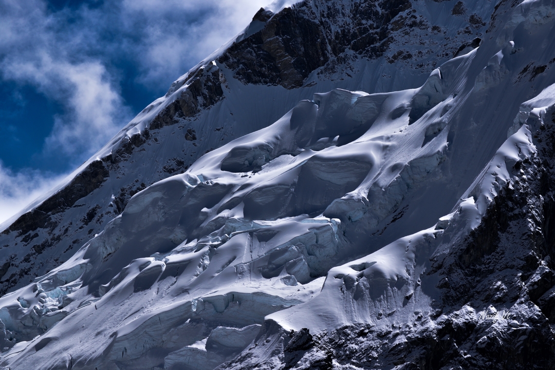 Gros plan d'une face de montagne couverte de neige.