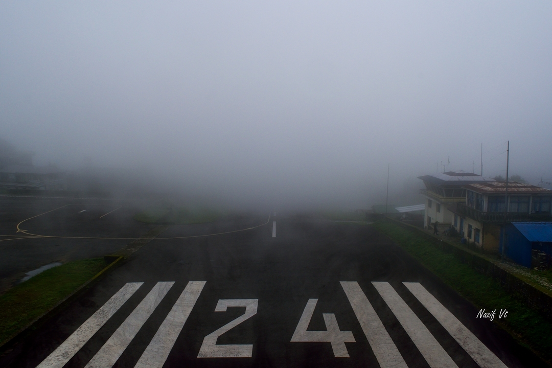 Brouillard obscurcissant une piste.