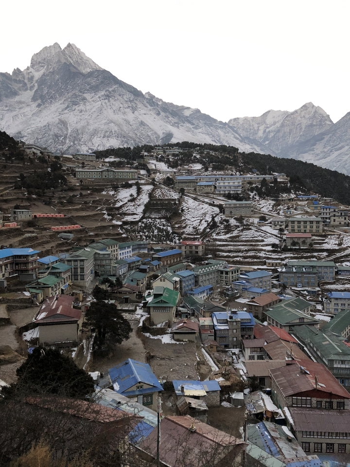 Village de montagne avec des toits colorés et de la neige.
