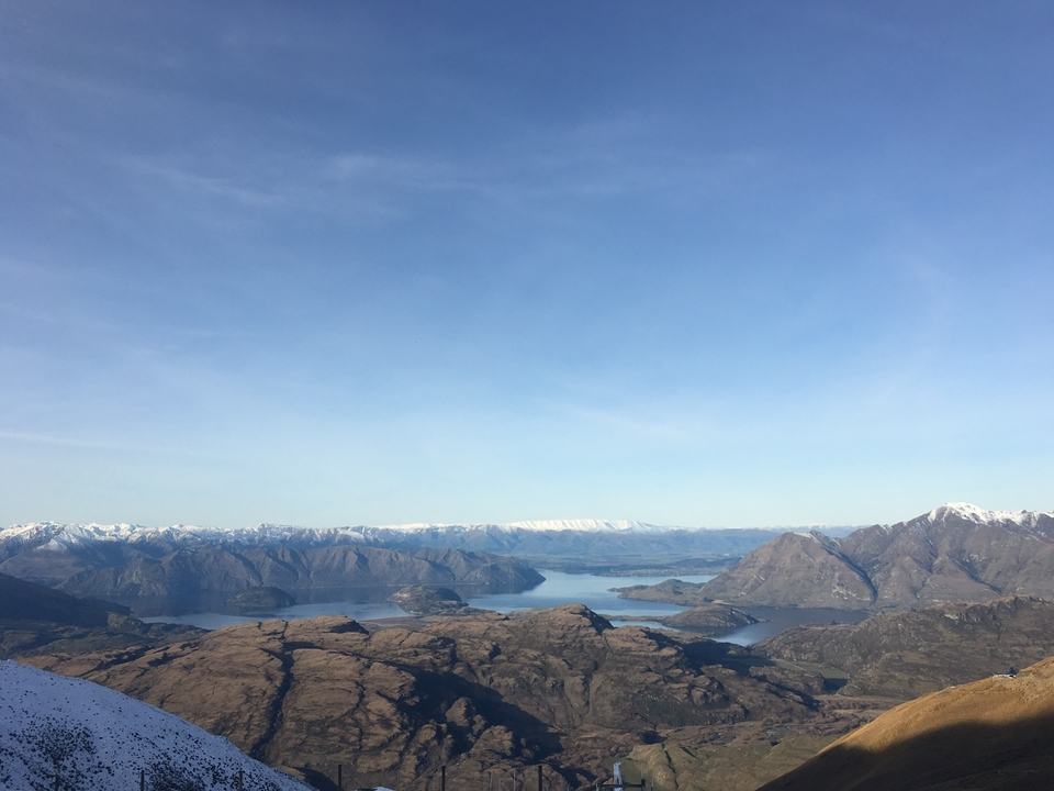 Vue panoramique de lacs et de montagnes sous un ciel dégagé.