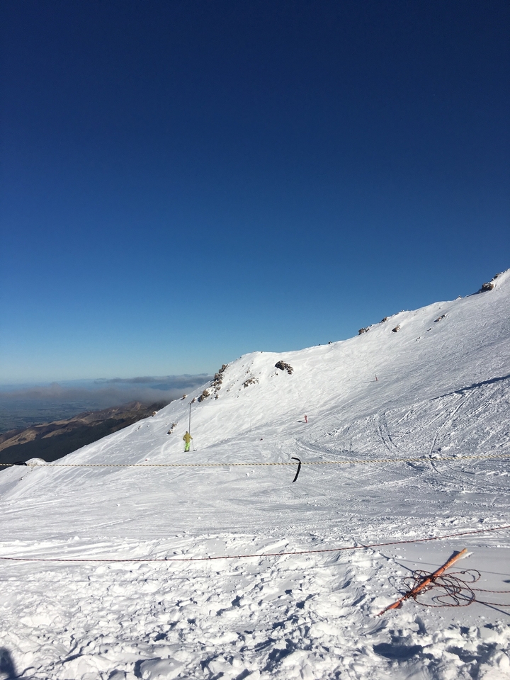 Personne qui fait du ski sur une pente de montagne enneigée.
