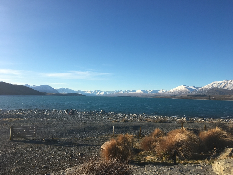 Lac avec des montagnes enneigées au loin.