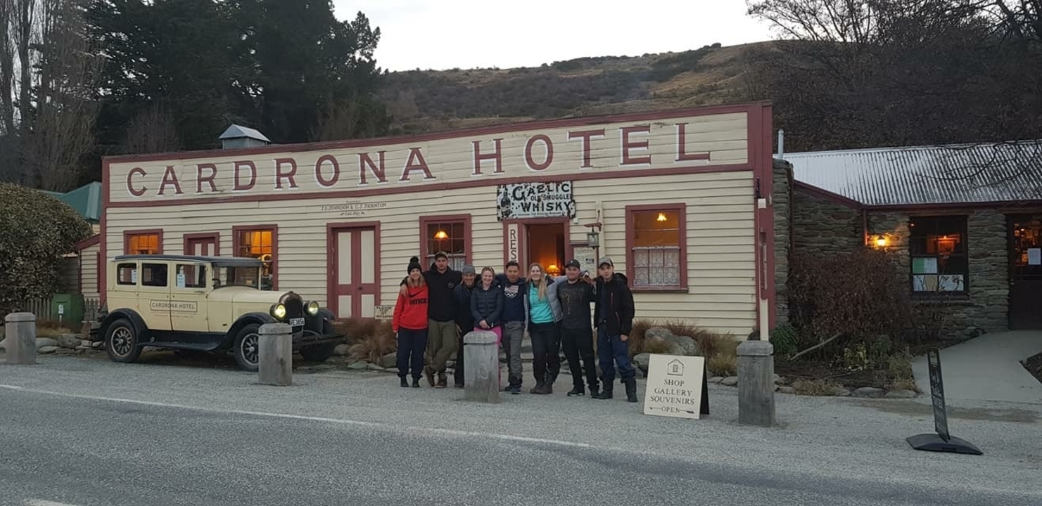 Groupe posant devant l'historique Hôtel Cardrona.