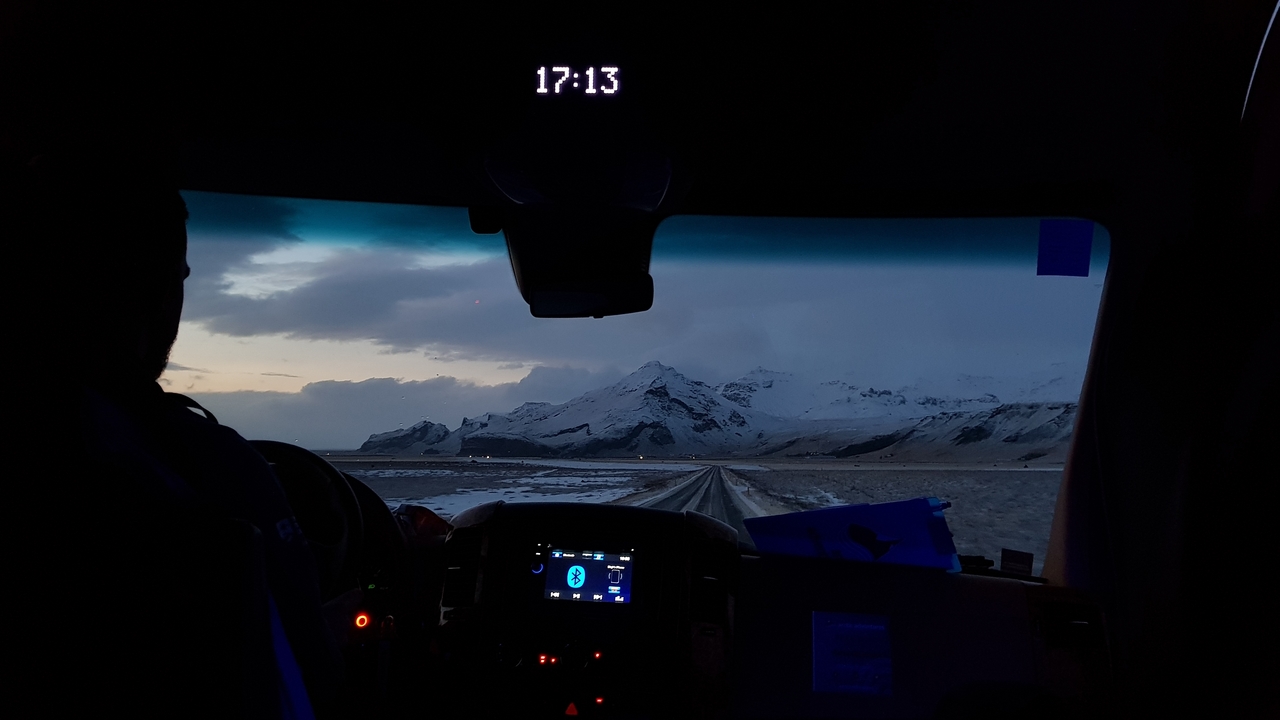 À l'intérieur d'un véhicule avec des montagnes au loin.