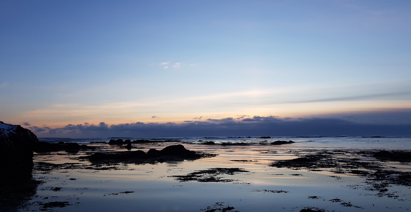 Mer calme au coucher du soleil.