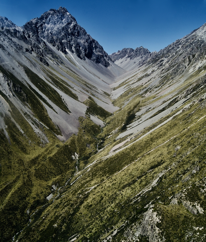 Vallée aux parois abruptes et à la végétation dense.