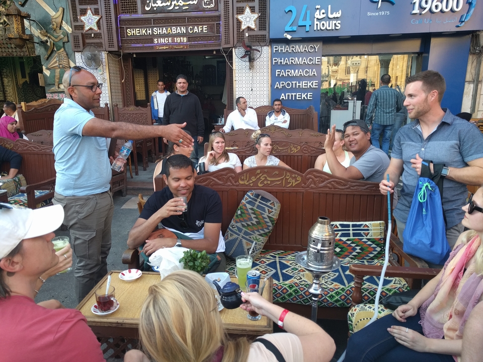 Groupe de personnes socialisant dans un café en plein air