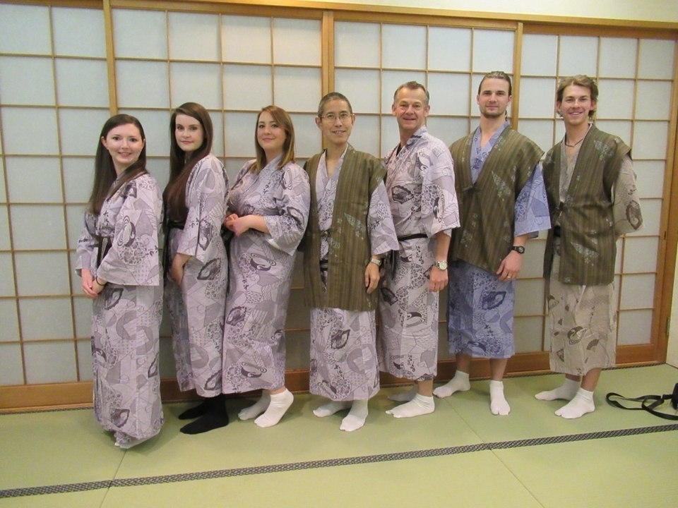 Des personnes en tenue japonaise traditionnelle à l'intérieur.
