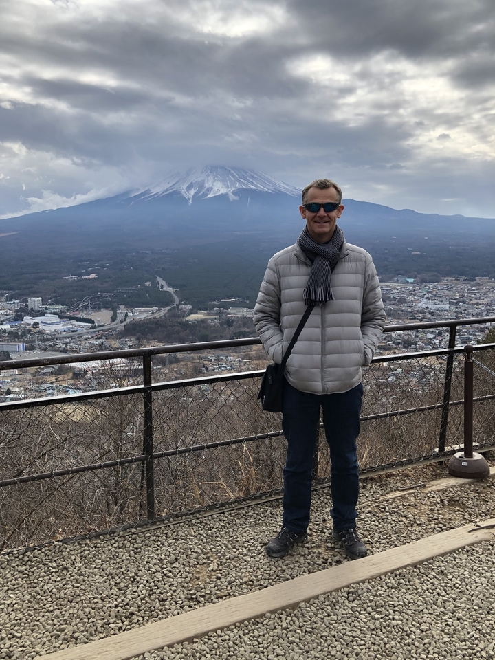 Personne debout avec le mont Fuji en arrière-plan.