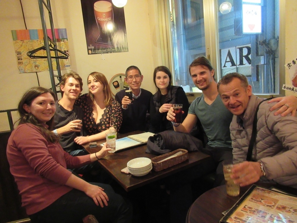 Groupe de personnes qui prennent un verre à l'intérieur.
