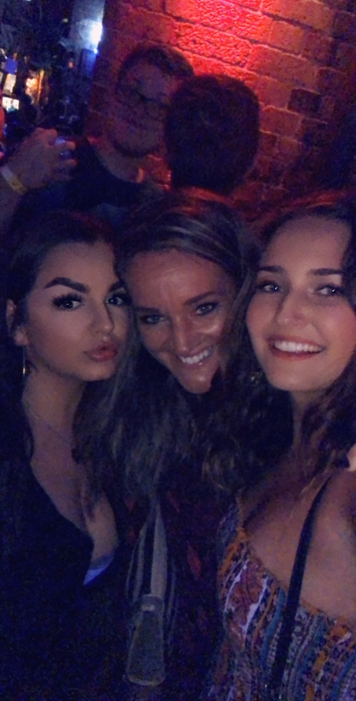 Gros plan de trois amis souriants.