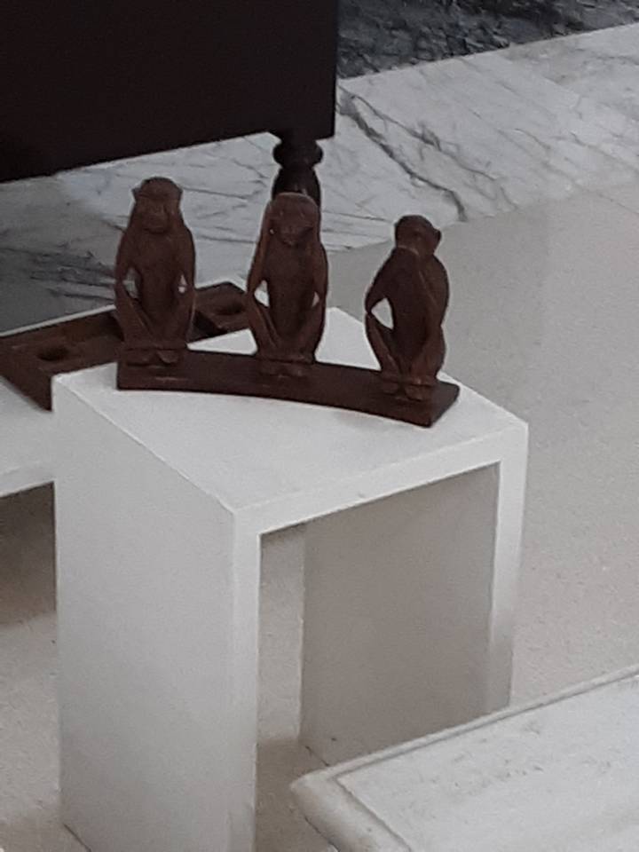 Gros plan de petites sculptures abstraites sur une plateforme blanche.