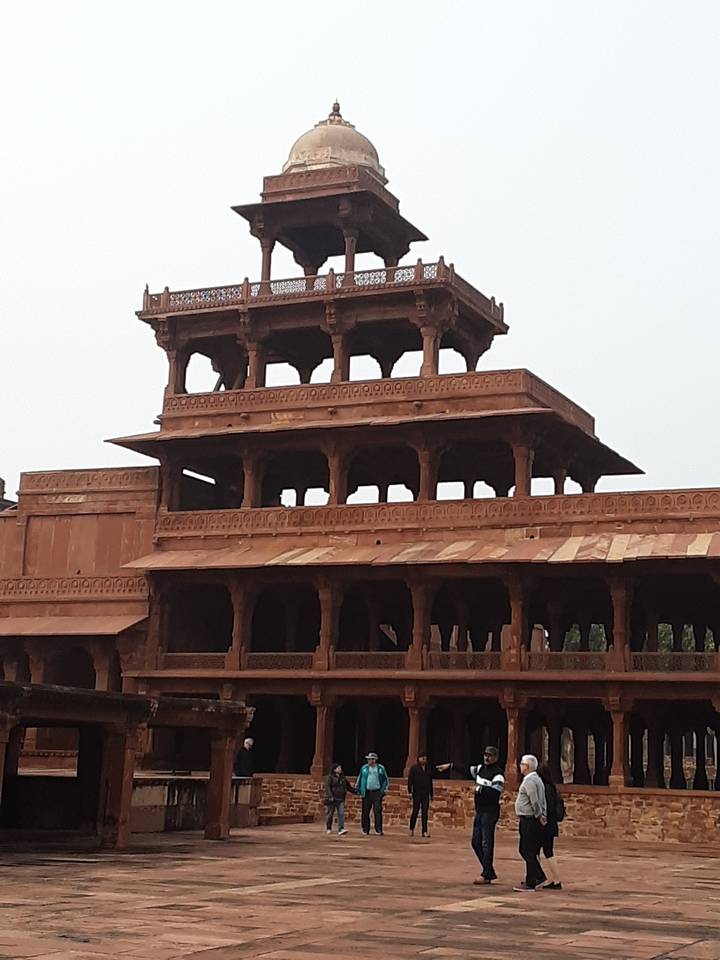 Une structure historique en grès rouge à plusieurs niveaux avec des sculptures complexes.