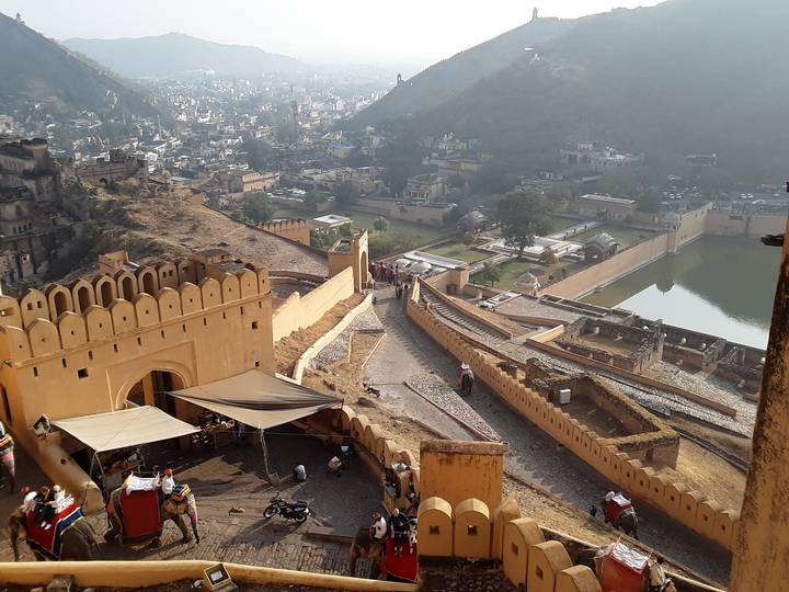 Vue depuis un fort surplombant une grande cour et des collines lointaines.