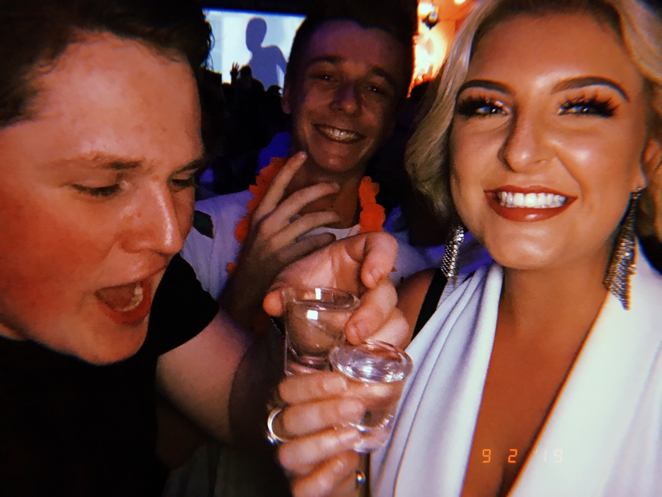 Trois personnes qui prennent des verres et sourient.