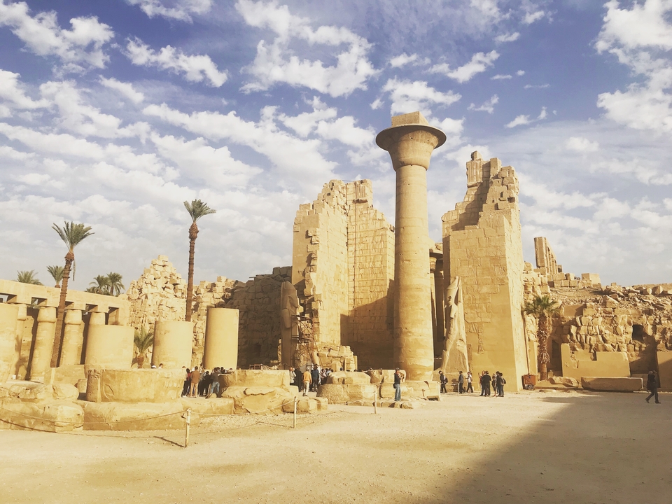 Ruines de temple égyptien antique avec des colonnes imposantes.