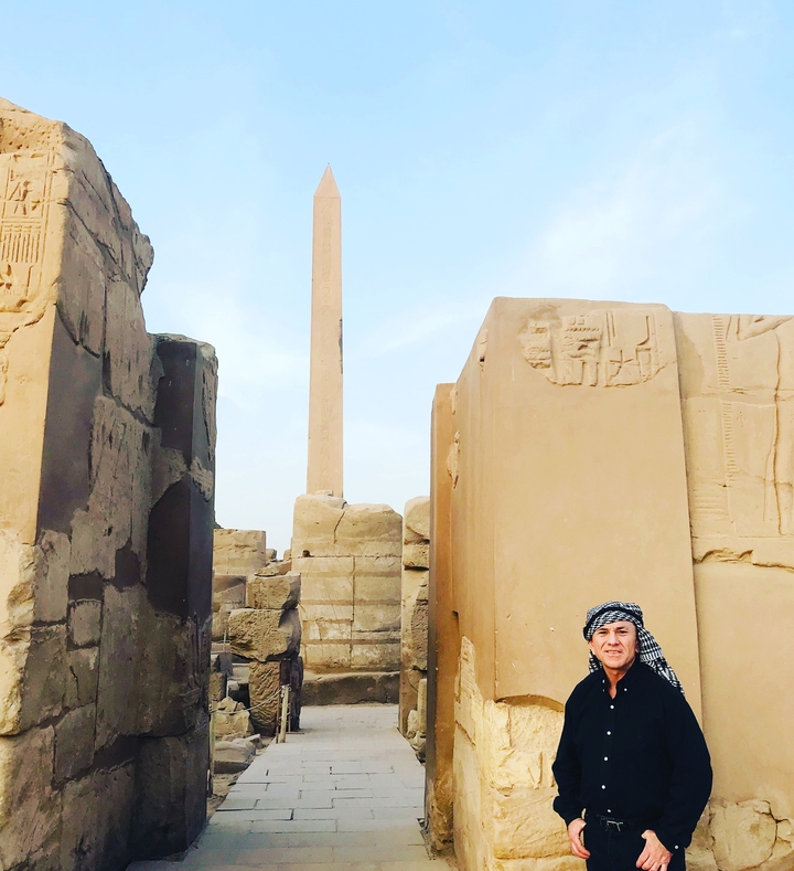 Personne devant des ruines de l'Égypte antique.