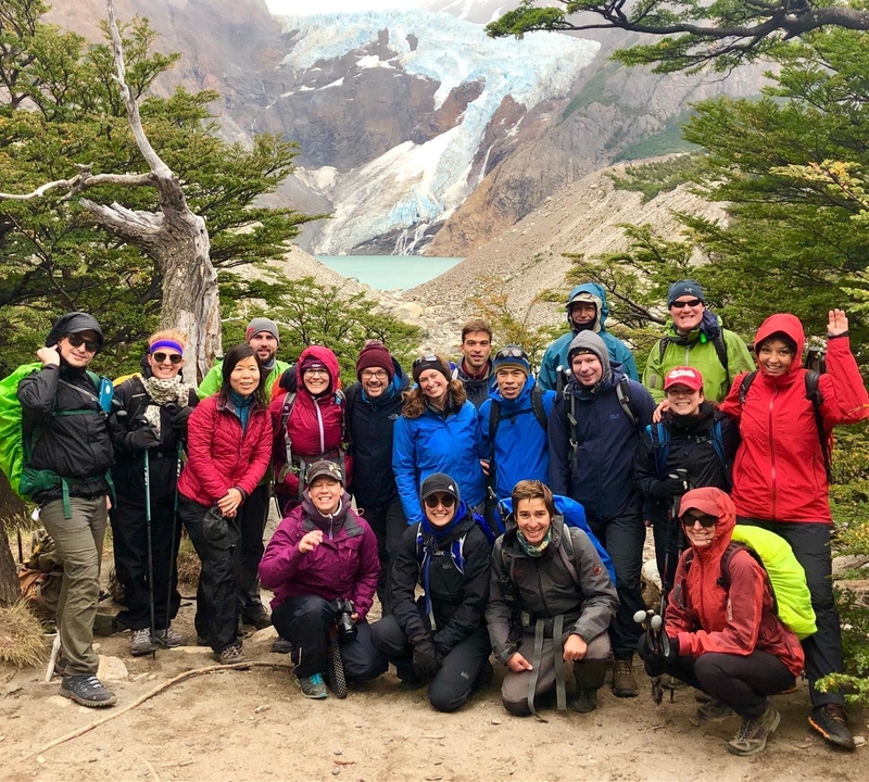 Groupe de randonneurs avec un glacier en arrière-plan.