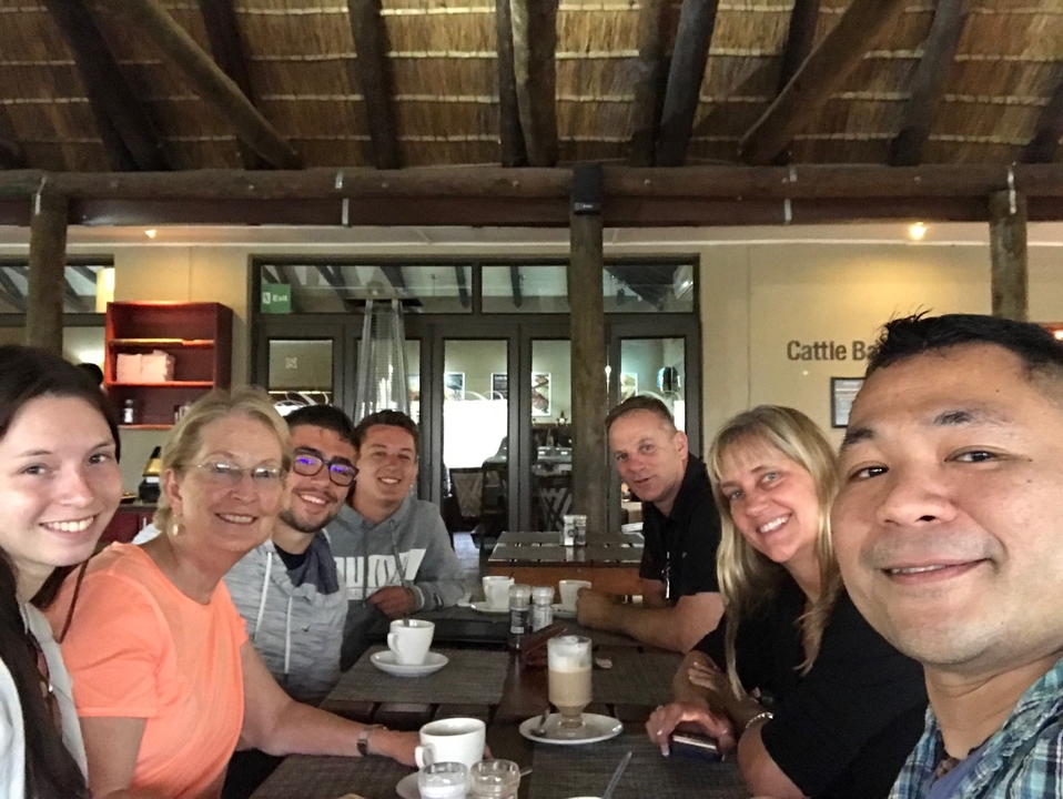 Famille assise dans un restaurant.