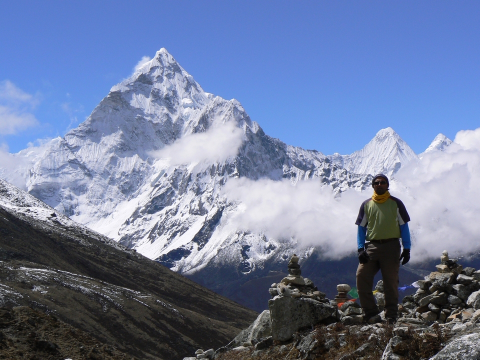 Personne en équipement de plein air avec d'imposantes montagnes enneigées en arrière-plan.