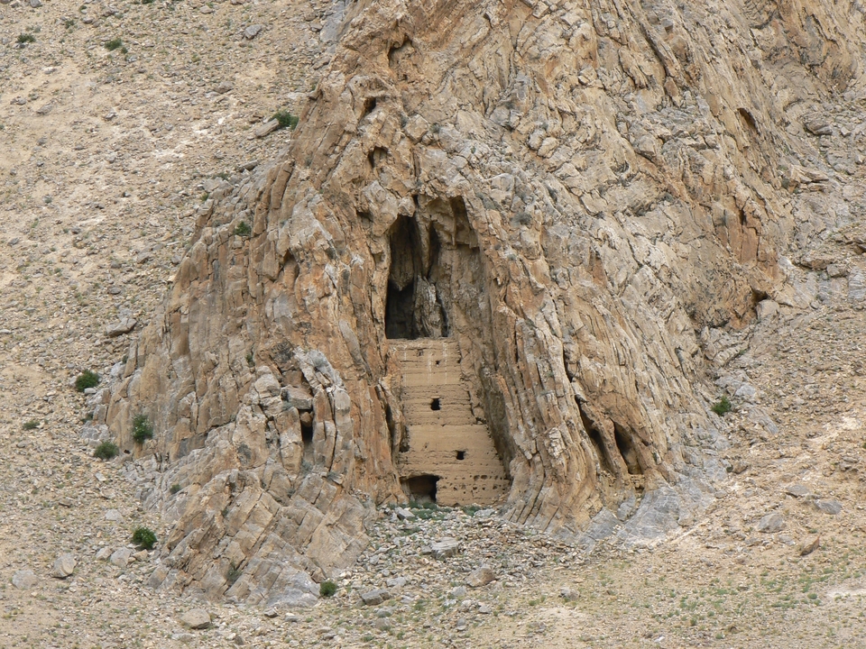Structure semblable à une grotte construite dans une paroi rocheuse.