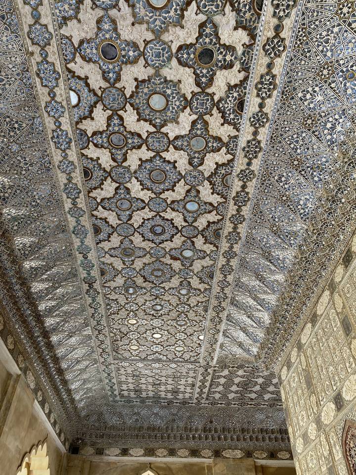 Mosaïques détaillées sur un mur.