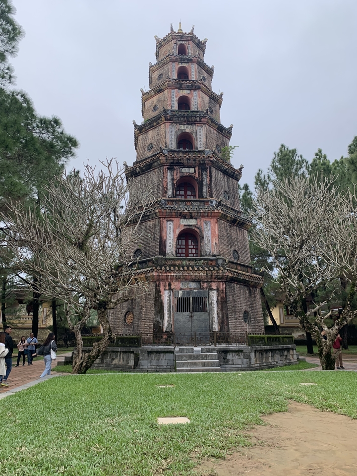 Pagode historique entourée d'arbres sans feuilles.