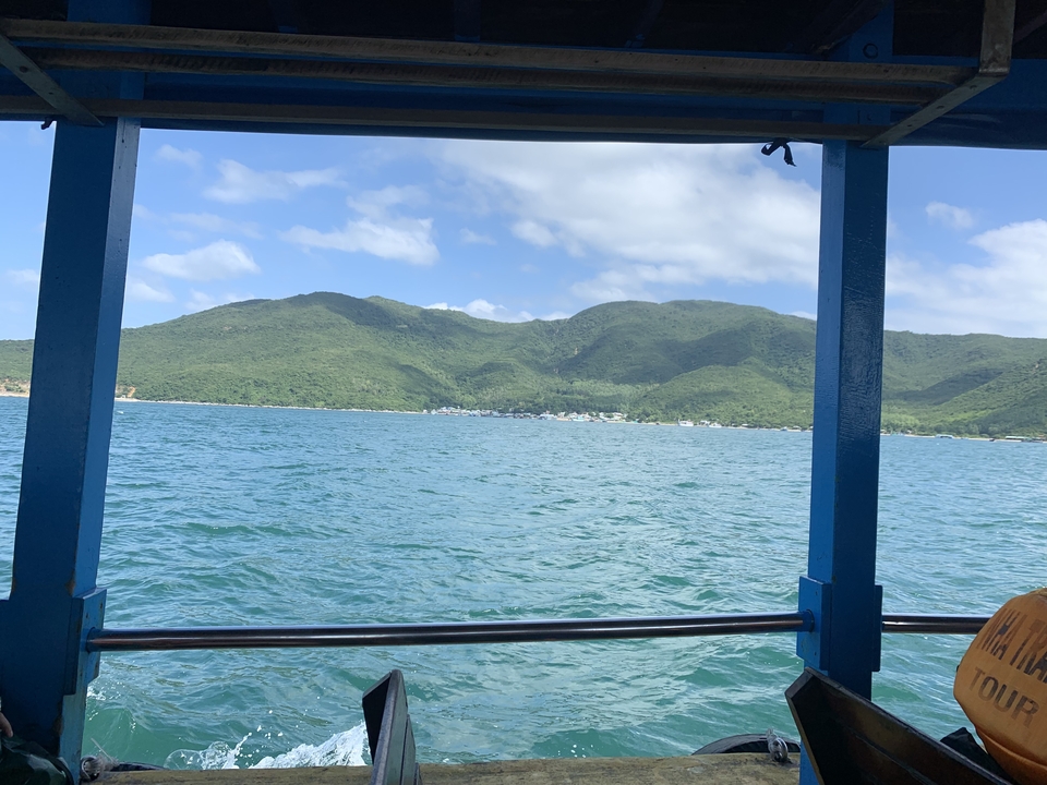 Vue sur l'océan encadrée par les poutres structurelles d'un bateau.