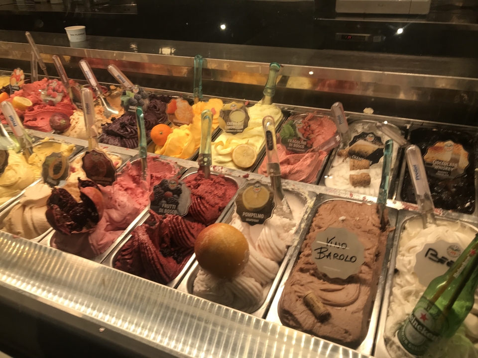 Gros plan de différentes saveurs de gelato.