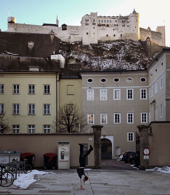 Des bâtiments avec de nombreuses fenêtres contre un flanc de colline.